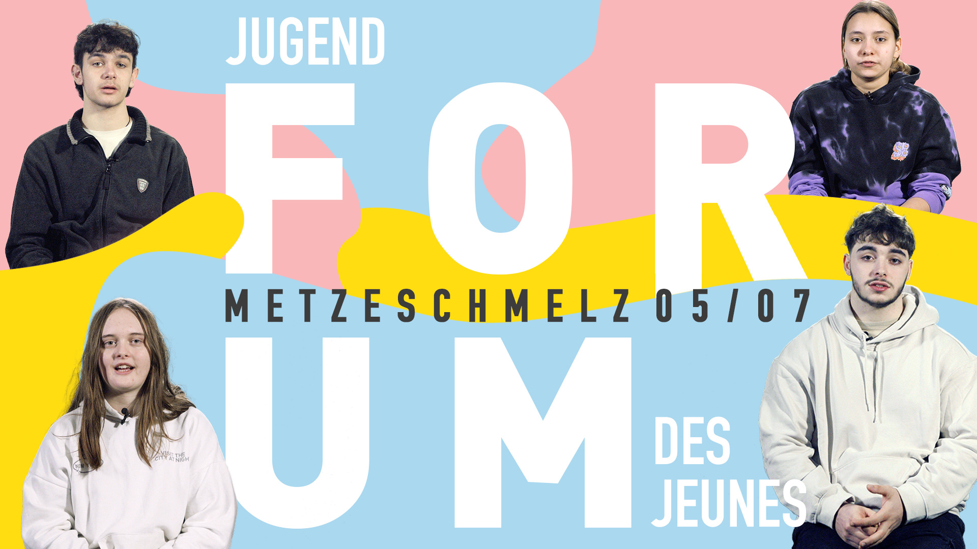 vier Jugendliche zwischen einer Schrift, die Jugendforum/Forum des Jeunes anzeigt