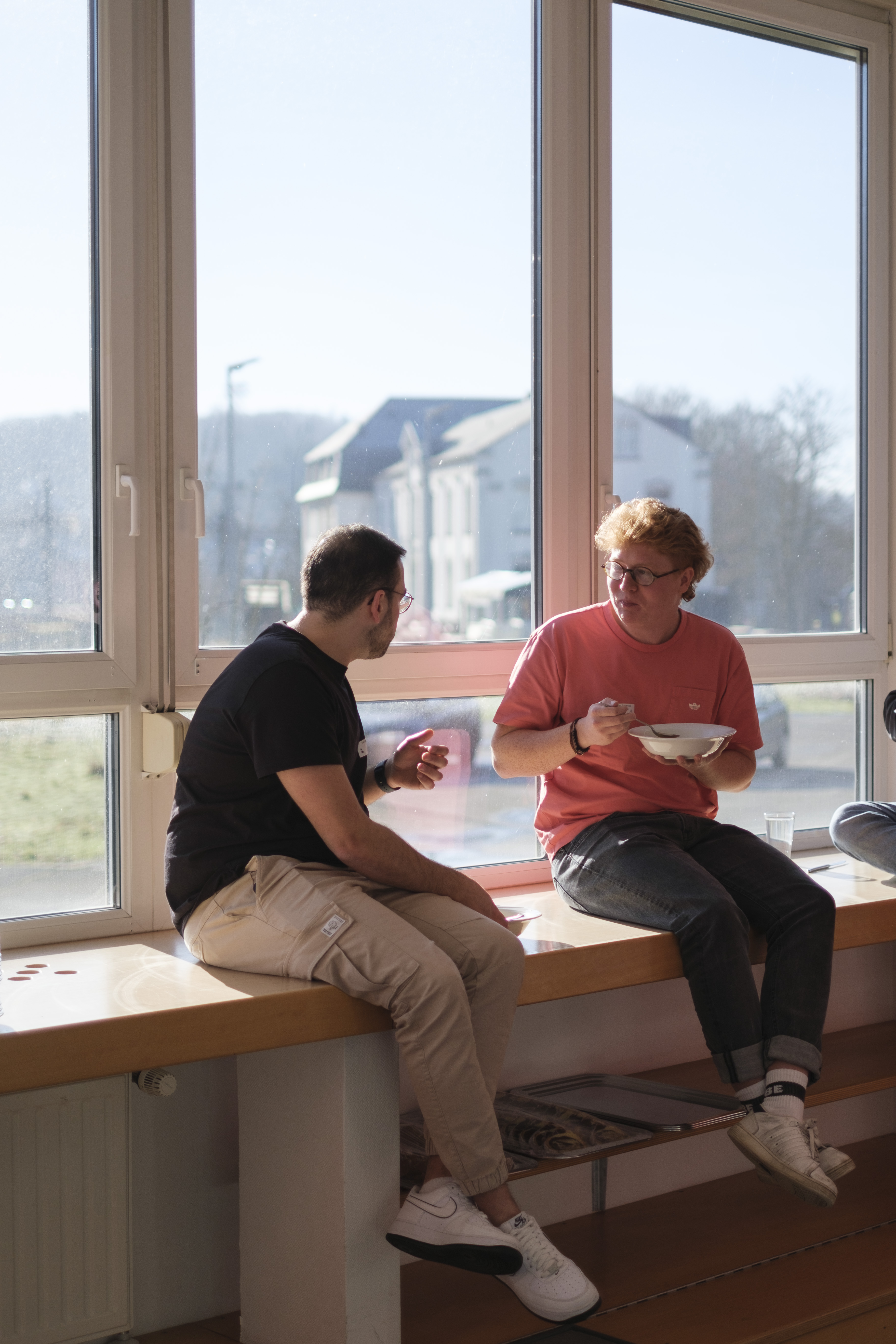 Zwei Teilnehmer des Zukunftsrot unterhalten sich in der Sonne