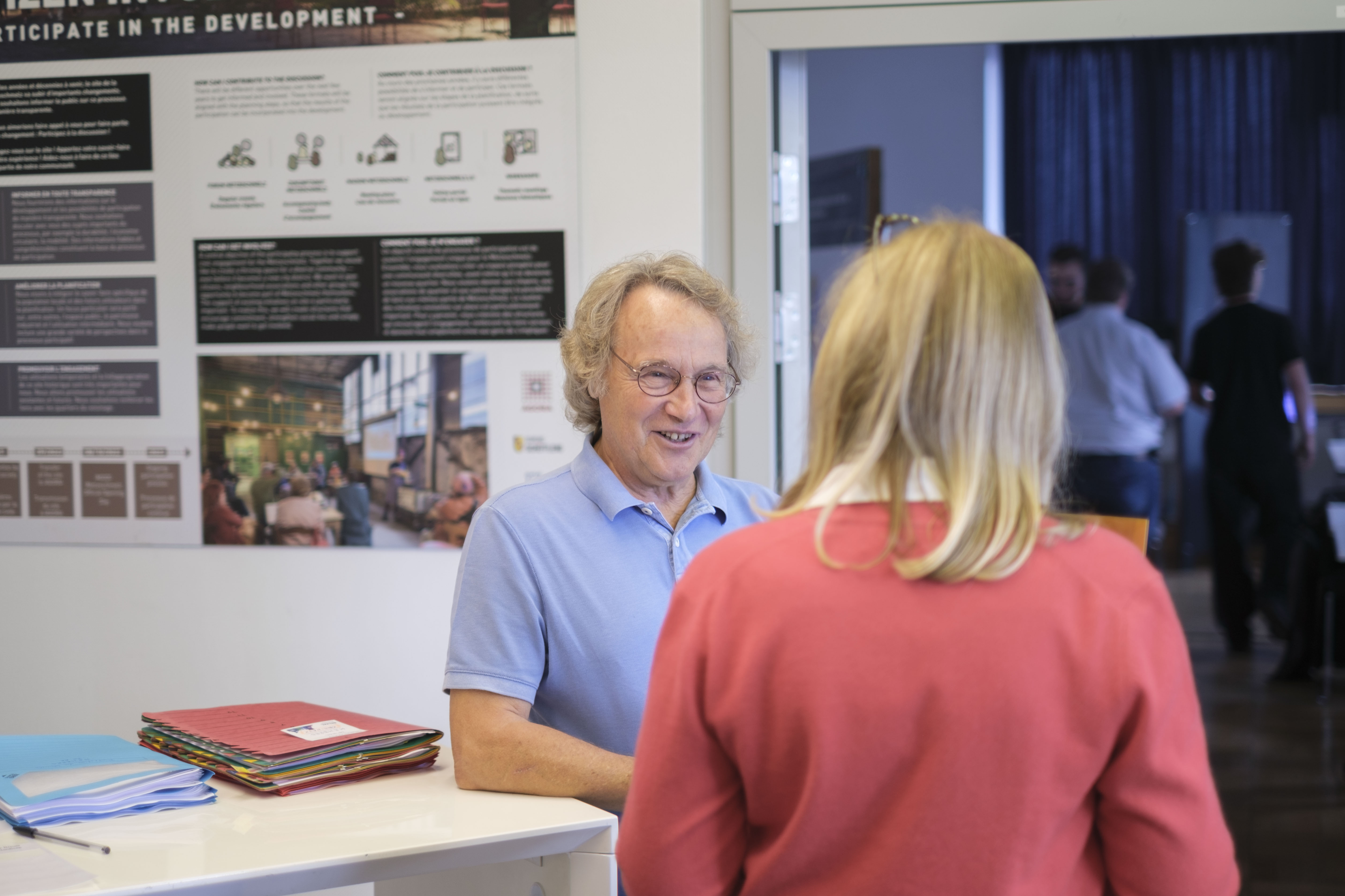 Bob Wetze im Gespräch mit einer Teilnehmerin des Zukunftrots