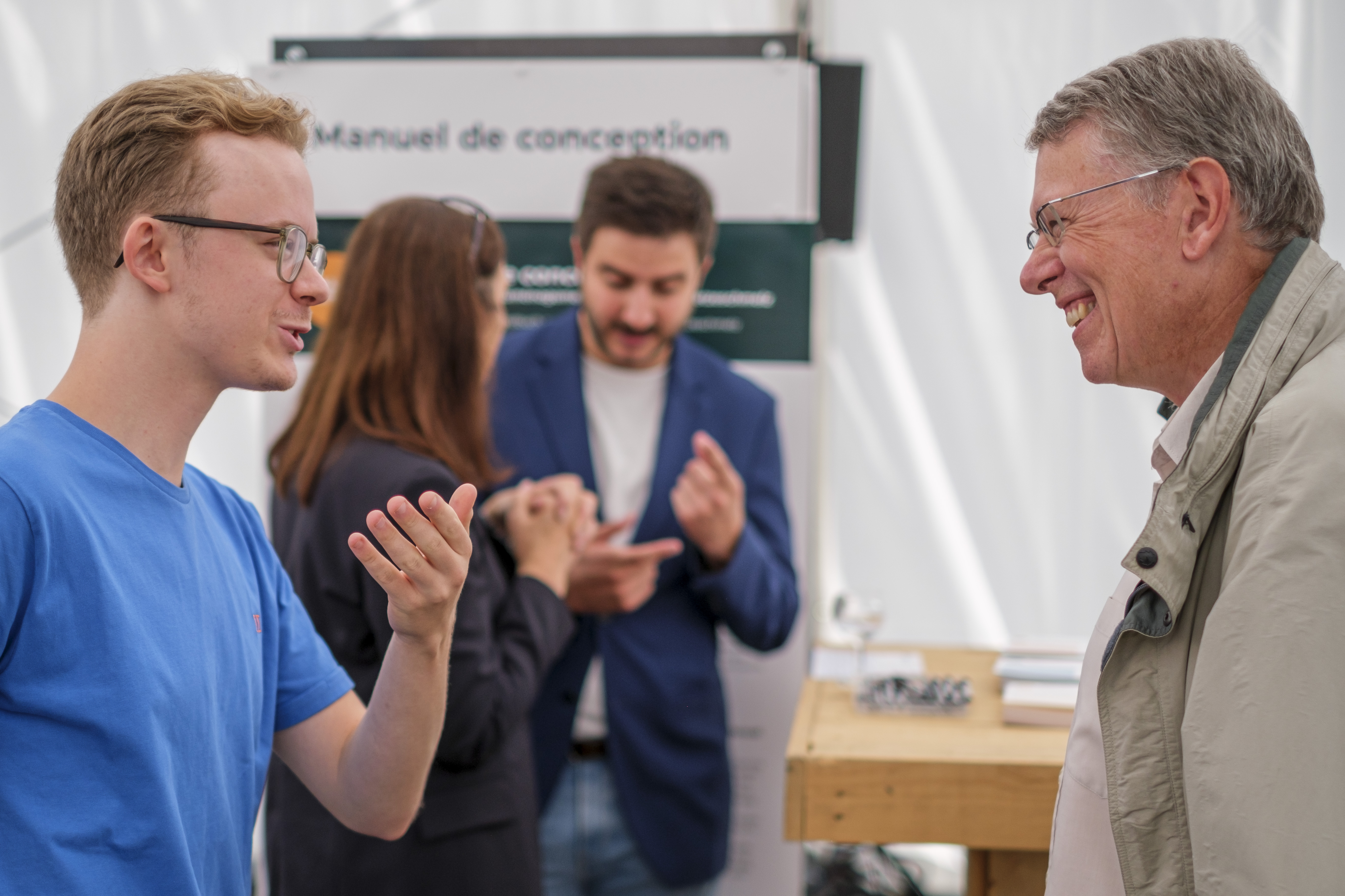 Zwei Menschen diskutieren miteinander auf dem Hierschtforum 2023