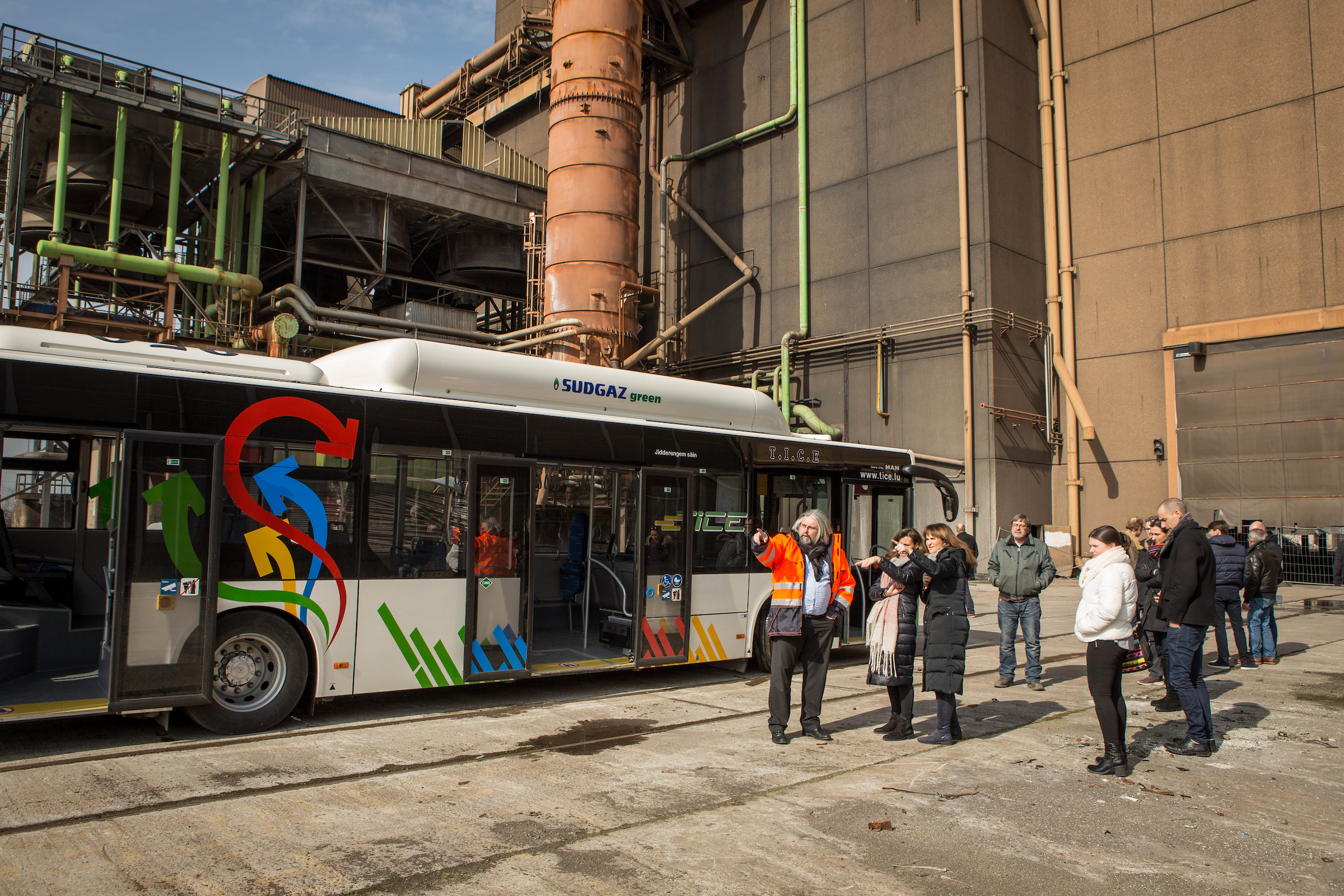 Foto eines Busses mit Menschen auf dem Gelände