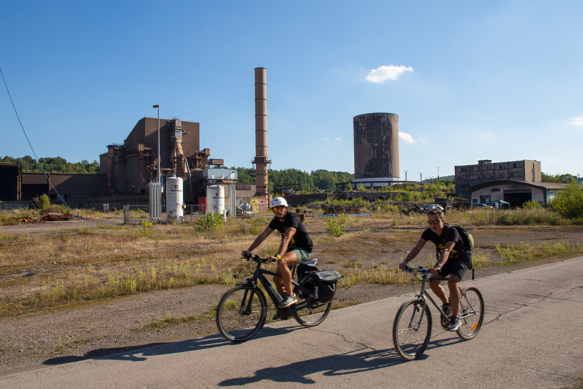 Foto von Fahrradfahrer:innen auf dem Gelände