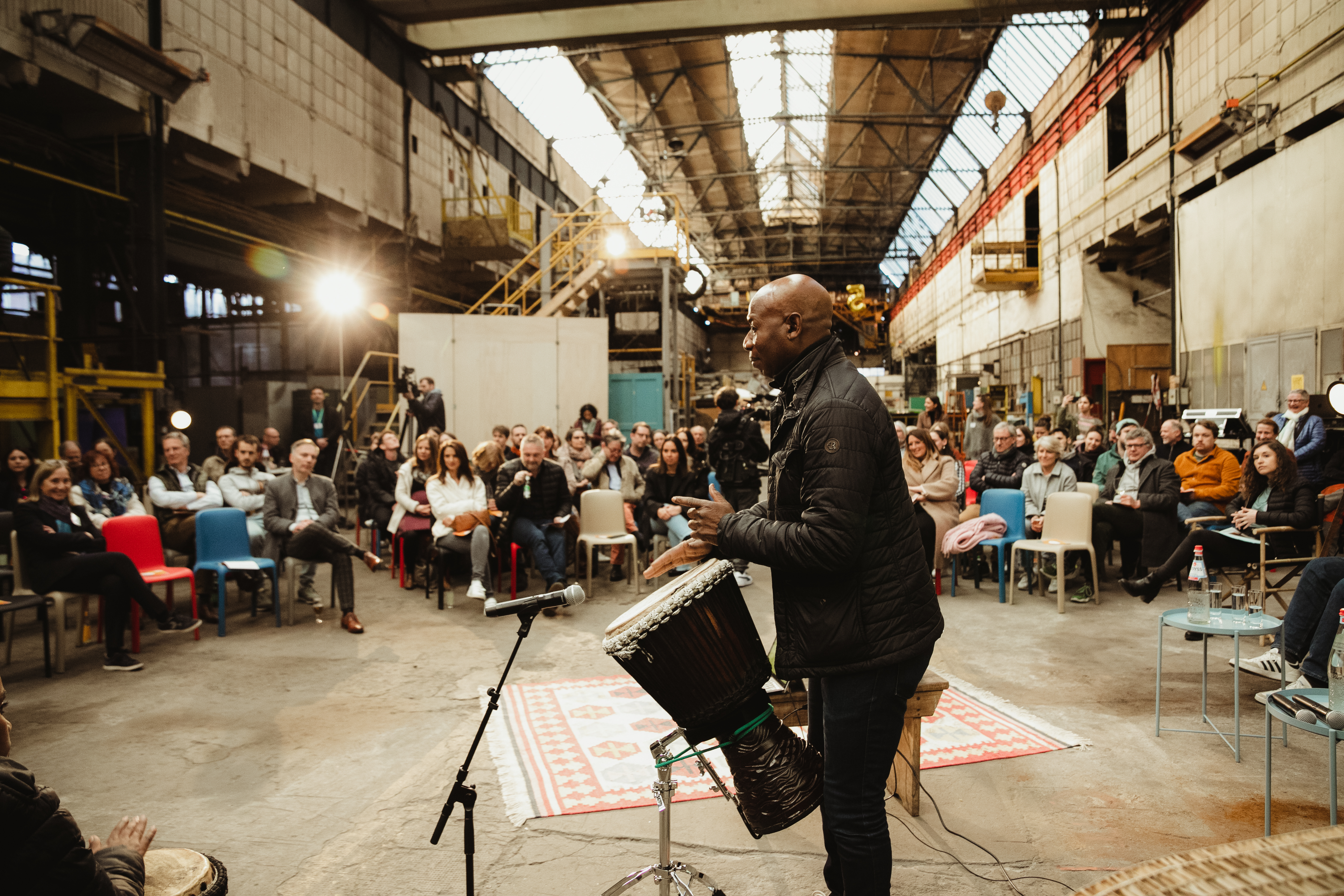 Ein Musiker trommelt vor Publikum in einer Halle auf der Metzeschmelz